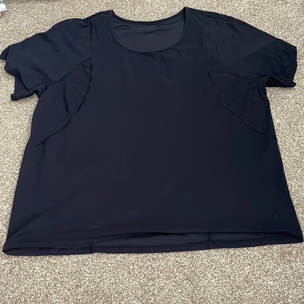 size 6 lululemon cropped black shirt
